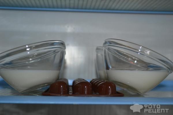 Рецепт: Панна-котта - С крыжовенным желе, корицей и орехами