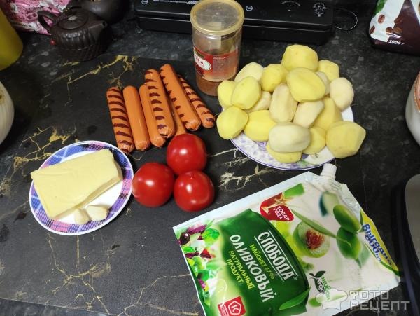 Рецепт: Картошка, запеченная с сосисками, помидорами и сыром - По-домашнему