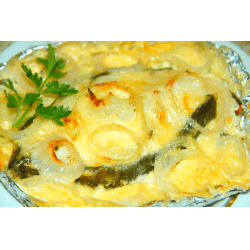 Рецепт: Стейки зубатки запеченые в духовке - с луком и сметаной