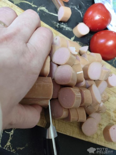 Рецепт: Картошка, запеченная с сосисками, помидорами и сыром - По-домашнему