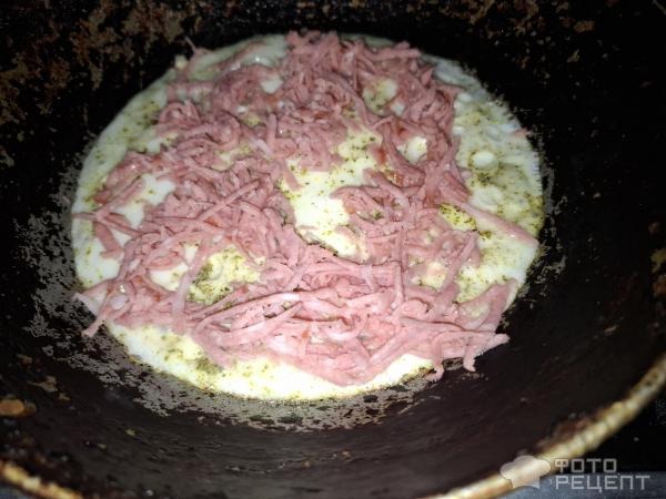 Рецепт: Белковый омлет - С колбасой и сыром.