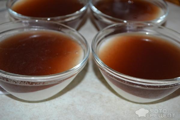 Рецепт: Панна-котта - С крыжовенным желе, корицей и орехами