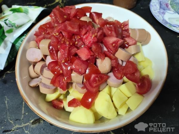 Рецепт: Картошка, запеченная с сосисками, помидорами и сыром - По-домашнему