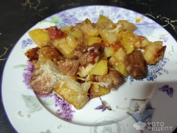 Рецепт: Картошка, запеченная с сосисками, помидорами и сыром - По-домашнему