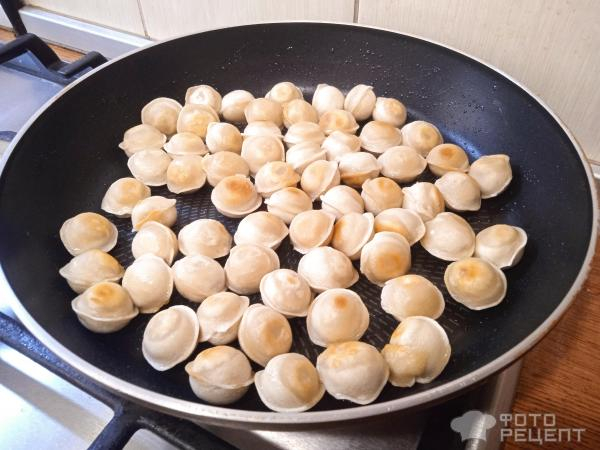 Рецепт: Жареные пельмени - в сливочном сырном соусе