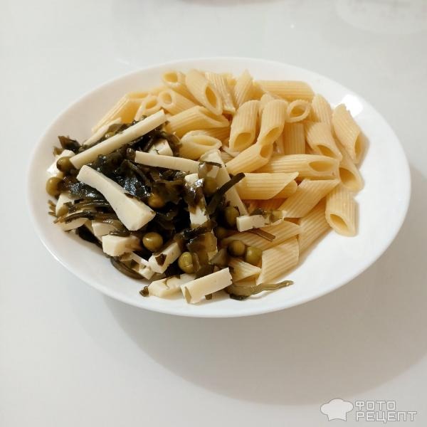Рецепт: Салат с морской капустой - Из того, что под рукой: морская капуста, горошек и сыр. Питательный, полезный, быстрый салатик.