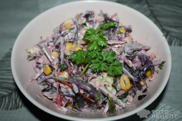 Рецепт: Салат из краснокочанной капусты - с крабовыми палочками и овощами