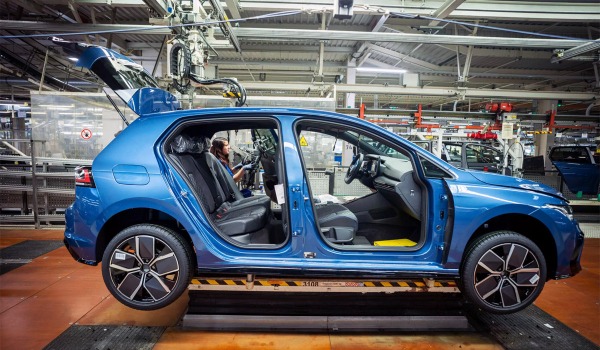Дайджест дня: Fiat 500 с ДВС, несостоявшаяся &laquo;пятерка&raquo; BMW и другие события индустрии