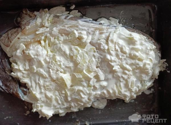 Рецепт: Стейки зубатки запеченые в духовке - с луком и сметаной