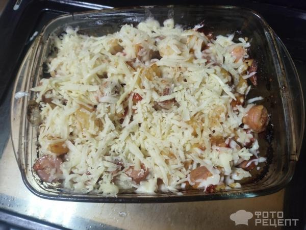 Рецепт: Картошка, запеченная с сосисками, помидорами и сыром - По-домашнему