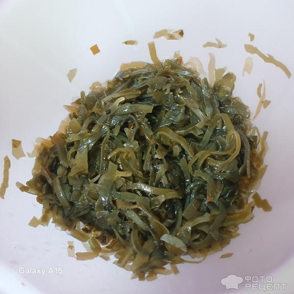 Рецепт: Салат с морской капустой - Из того, что под рукой: морская капуста, горошек и сыр. Питательный, полезный, быстрый салатик.