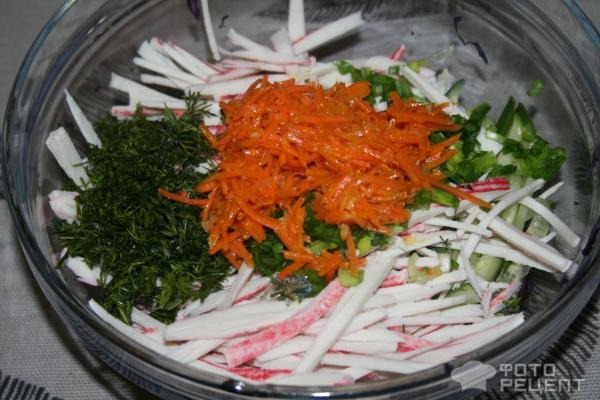Рецепт: Салат из краснокочанной капусты - с крабовыми палочками и овощами