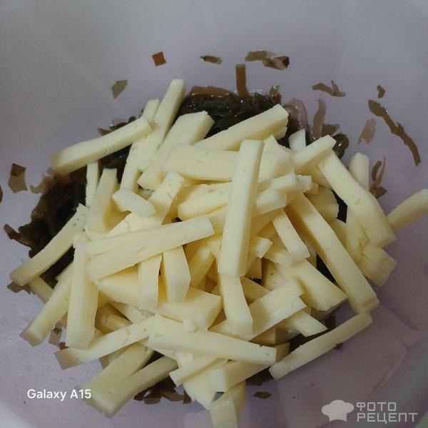 Рецепт: Салат с морской капустой - Из того, что под рукой: морская капуста, горошек и сыр. Питательный, полезный, быстрый салатик.