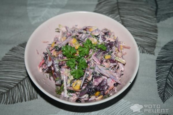 Рецепт: Салат из краснокочанной капусты - с крабовыми палочками и овощами