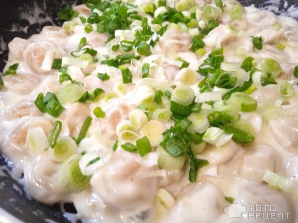 Рецепт: Жареные пельмени - в сливочном сырном соусе
