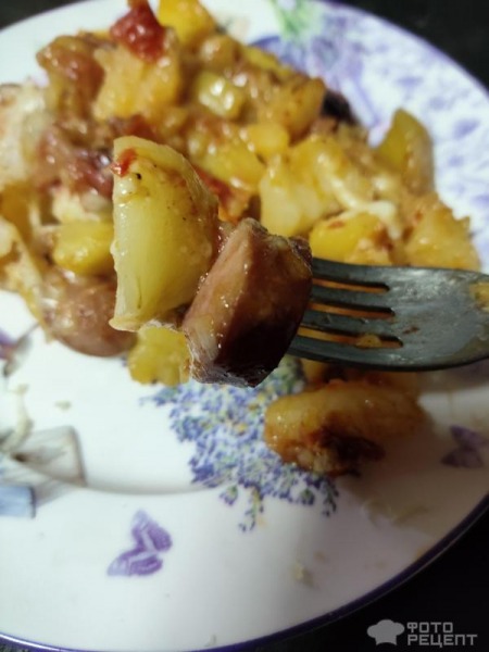 Рецепт: Картошка, запеченная с сосисками, помидорами и сыром - По-домашнему