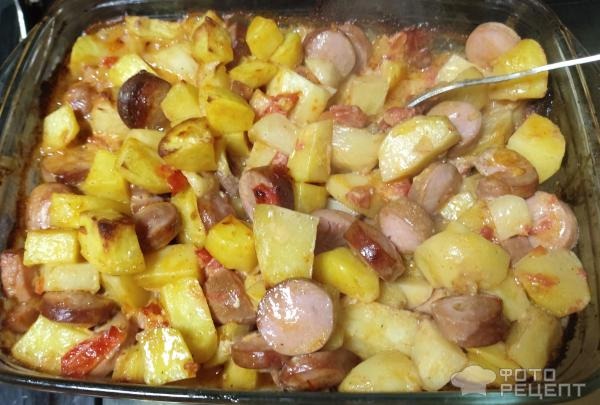 Рецепт: Картошка, запеченная с сосисками, помидорами и сыром - По-домашнему