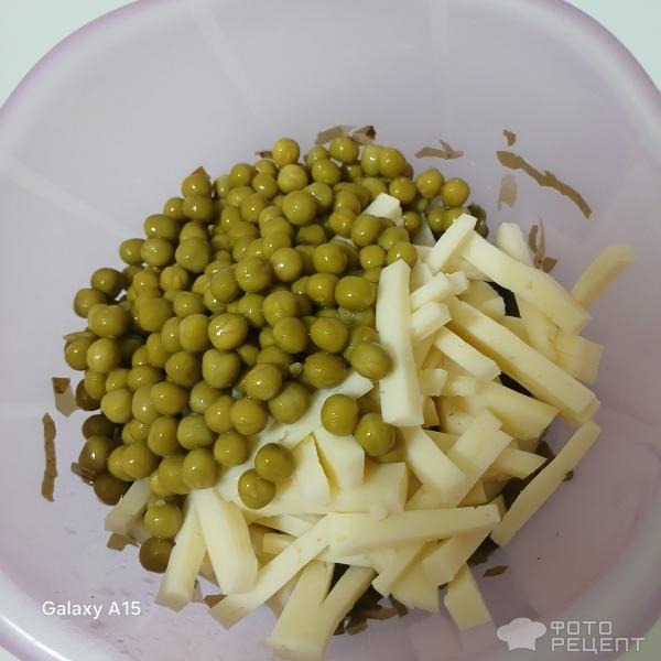 Рецепт: Салат с морской капустой - Из того, что под рукой: морская капуста, горошек и сыр. Питательный, полезный, быстрый салатик.