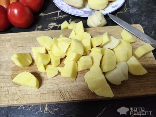 Рецепт: Картошка, запеченная с сосисками, помидорами и сыром - По-домашнему