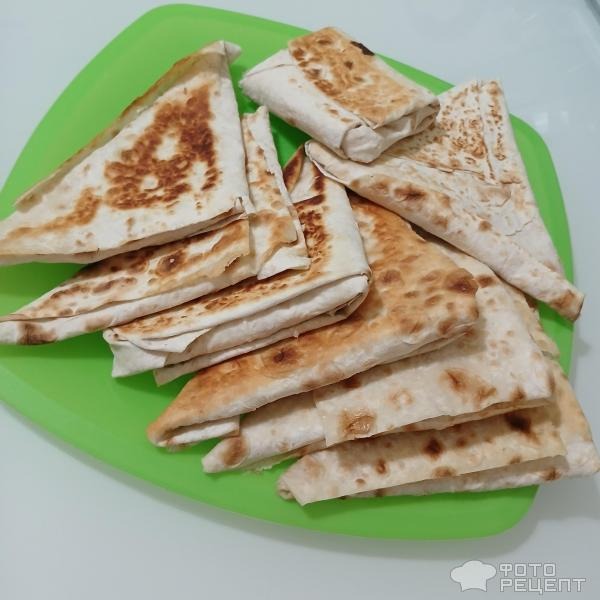 Рецепт: Треугольники из лаваша - Рецепт быстрых и лёгких закусочных пирожков из тонкого армянского лаваша. С соленым творогом и помидорами.