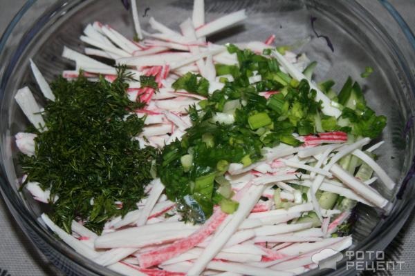 Рецепт: Салат из краснокочанной капусты - с крабовыми палочками и овощами