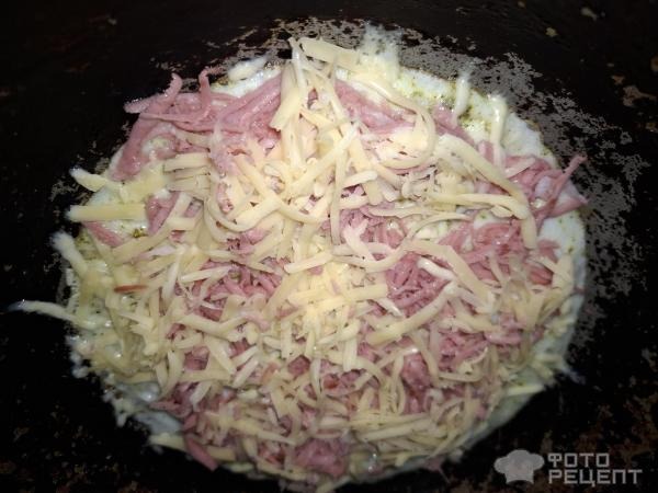 Рецепт: Белковый омлет - С колбасой и сыром.