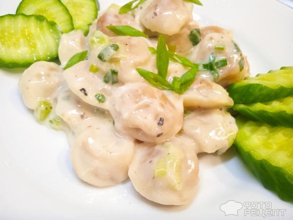 Рецепт: Жареные пельмени - в сливочном сырном соусе