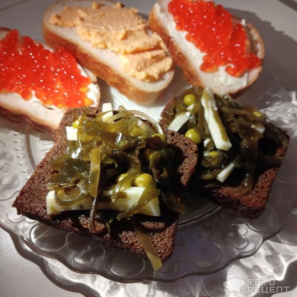 Рецепт: Салат с морской капустой - Из того, что под рукой: морская капуста, горошек и сыр. Питательный, полезный, быстрый салатик.