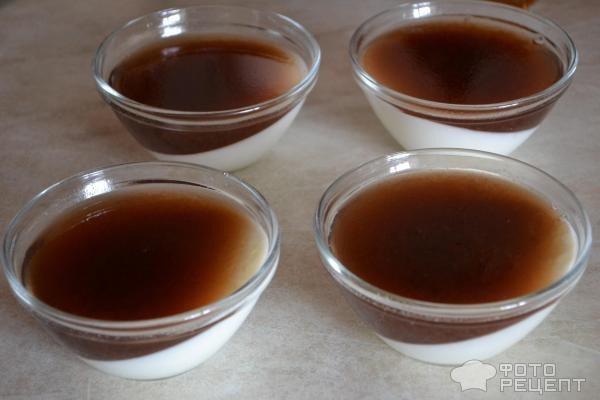 Рецепт: Панна-котта - С крыжовенным желе, корицей и орехами
