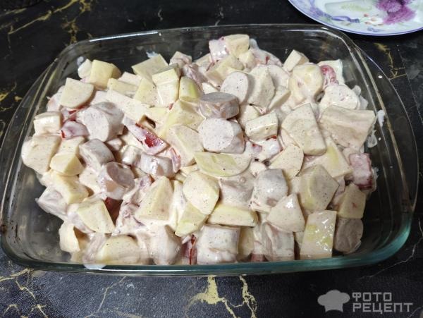 Рецепт: Картошка, запеченная с сосисками, помидорами и сыром - По-домашнему