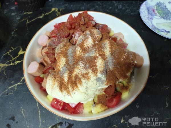 Рецепт: Картошка, запеченная с сосисками, помидорами и сыром - По-домашнему