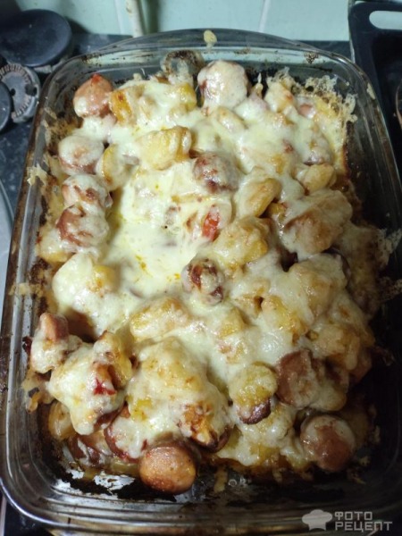 Рецепт: Картошка, запеченная с сосисками, помидорами и сыром - По-домашнему