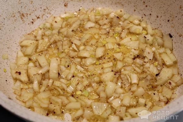 Рецепт: Бедро куриное по-венгерски - с луком и перцем