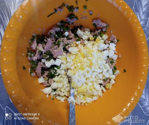 Рецепт: Салат с консервированным тунцом - с луком и яйцом