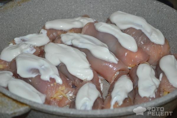 Рецепт: Рулетики из куриного филе - С сыром, творогом, пряностями и сметаной