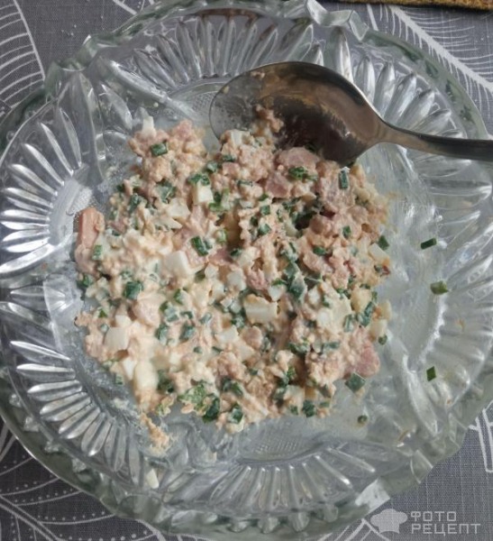 Рецепт: Салат с консервированным тунцом - с луком и яйцом