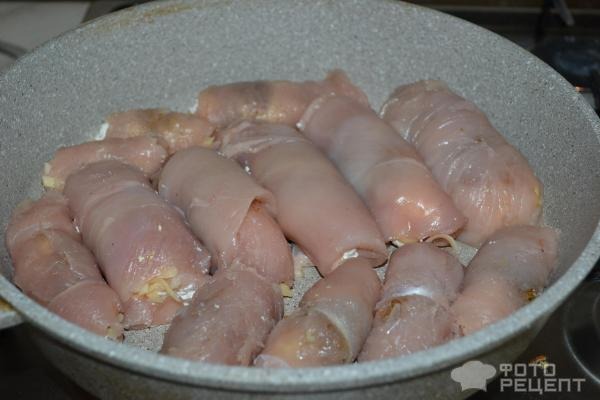 Рецепт: Рулетики из куриного филе - С сыром, творогом, пряностями и сметаной