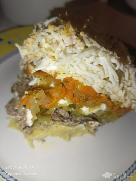 Рецепт: Салат "Слоеный с маринованными огурцами и шпротами" - С луково-морковной поджаркой