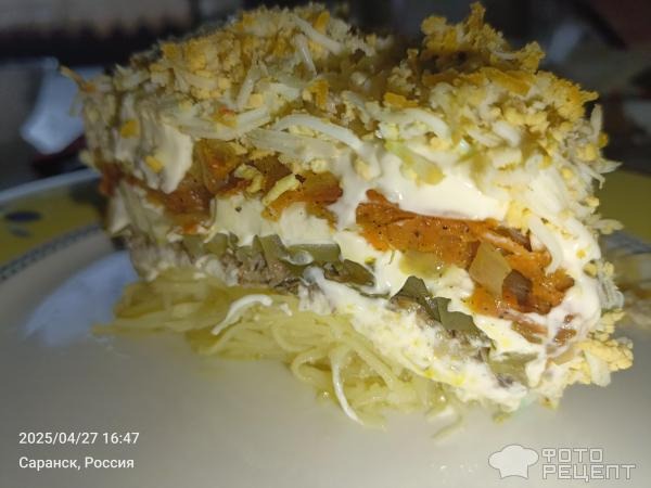 Рецепт: Салат "Слоеный с маринованными огурцами и шпротами" - С луково-морковной поджаркой