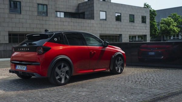 Представлен серийный хот-хэтч Lancia Ypsilon HF