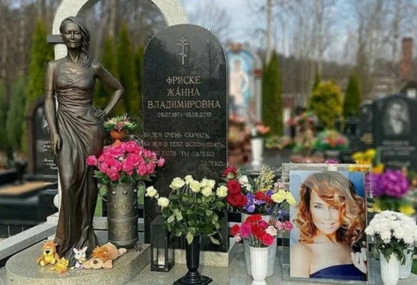 Сестра Жанны Фриске пожаловалась на журналистов, помешавших ей почтить память покойной сестры Сестра Жанны Фриске пожаловалась на журналистов, помешавших ей почтить память покойной сестры