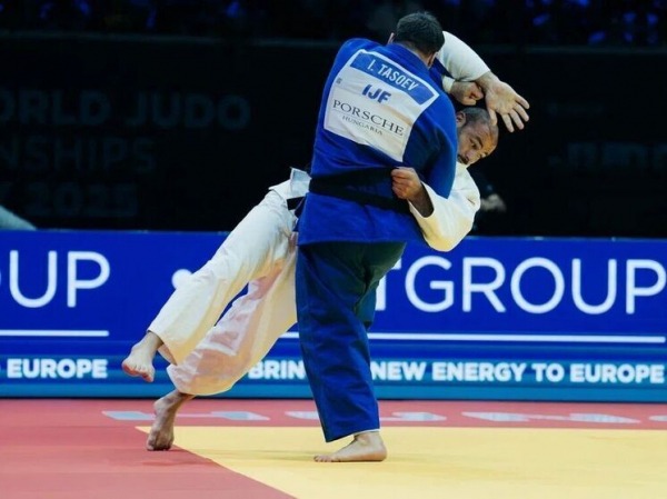 Двукратного чемпиона мира Тасоева наградил олимпийский чемпион Ринер: «Почему бы и нет?»