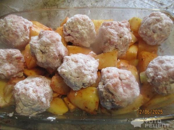Рецепт: Картофель с фрикадельками в духовке - под соусом Рецепт: Картофель с фрикадельками в духовке - под соусом