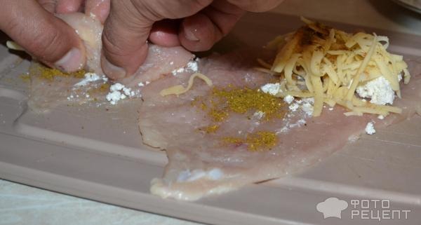 Рецепт: Рулетики из куриного филе - С сыром, творогом, пряностями и сметаной