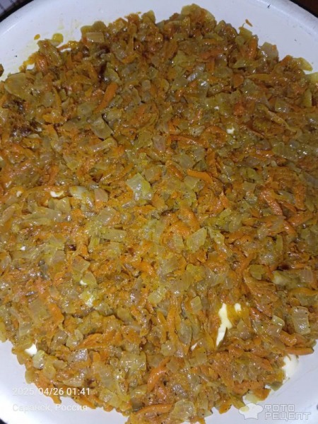 Рецепт: Салат "Слоеный с маринованными огурцами и шпротами" - С луково-морковной поджаркой