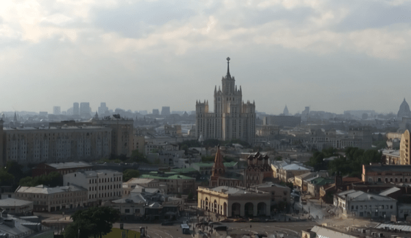 Москвичей и туристов снова предупредили о непогоде в столице