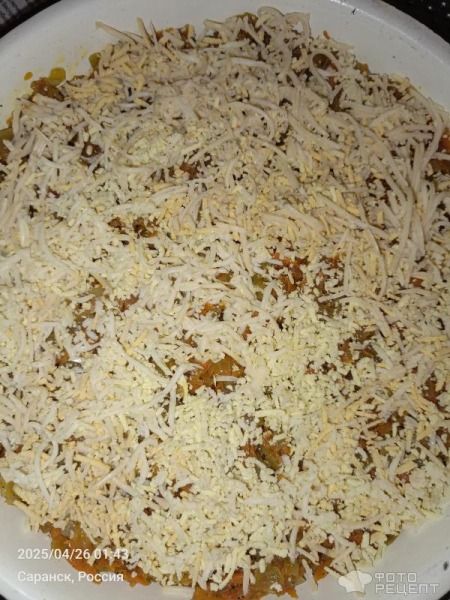 Рецепт: Салат "Слоеный с маринованными огурцами и шпротами" - С луково-морковной поджаркой