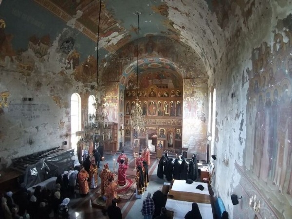 Клумбы в цветах и &laquo;раны&raquo; от украинских обстрелов: в Сети показали монастырь в селе Никольское в Донбассе