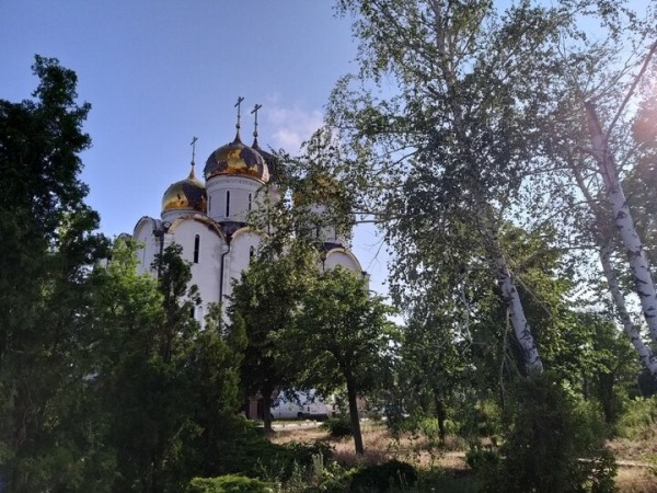 Клумбы в цветах и &laquo;раны&raquo; от украинских обстрелов: в Сети показали монастырь в селе Никольское в Донбассе