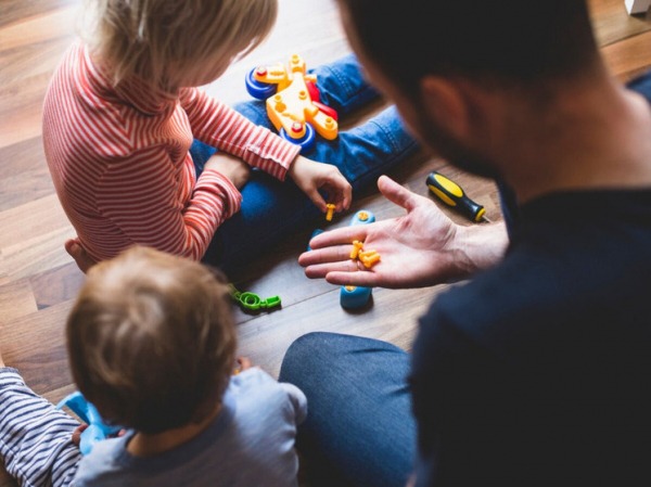 Первый &ndash; как куколка, третий &ndash; как котенок: родители рассказали, почему по-разному воспитывают детей